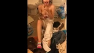 AMATORIALE - Scoperta a Masturbarsi Nel Bagno