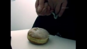 Depravado Les Mete Semen a Sus Compañeras De Trabajo En Sus Comida REAL