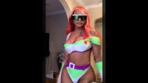 Hot Ebony Shaking Ass
