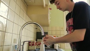 Ce Jeune Se Lave Les Mains Pour Se Protéger Du Coronavirus