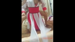 Chinese：饥渴女穿古装闯男室友房间，说是穿越来的，内裤都没穿，勾引男室友，被暴操，有情节，对话精彩