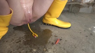 Hot girl gets her mouth full of piss