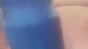Sie fickt sich mit dem Dildo