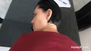 Chef ficken geile Brunette Schlampe