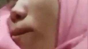 Tudung pink, luar kawasan. Tetek gebu!