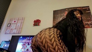 Sexy Latina Dancing Shaking Ass in Tights
