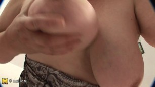 Big mature mom loves to play with herself