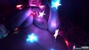 Gorda obesa brincando com as luzes de natal
