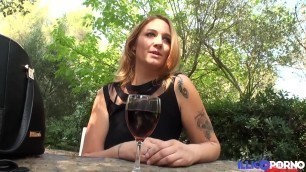 Sarah&comma; nymphomane au gros cul&comma; va plus loin avec deux bites en elle