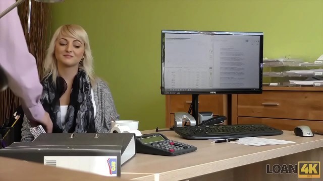 LOAN4K&period; Chérie donne une poule mouillée pour le forage à un agent de crédit méchant