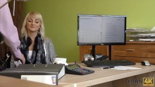 LOAN4K&period; Chérie donne une poule mouillée pour le forage à un agent de crédit méchant