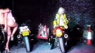 Biker Bitch nimmt alles in den Mund